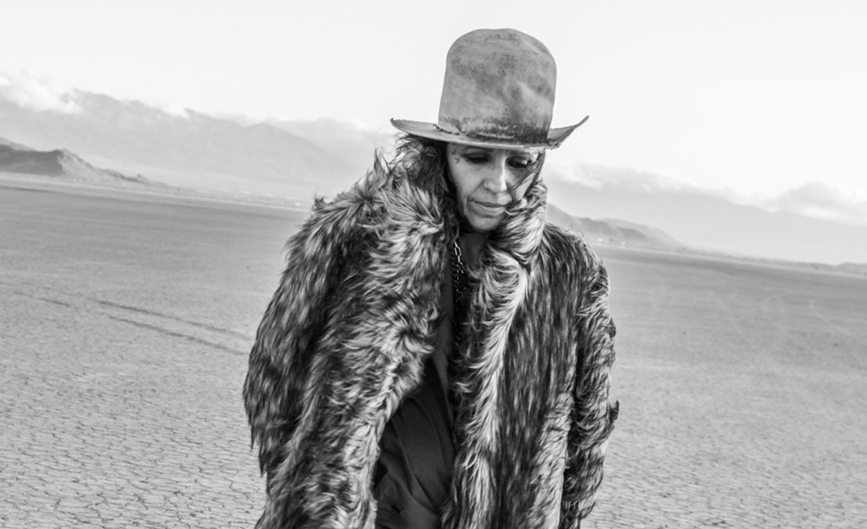 Linda Perry: Let It Die Here